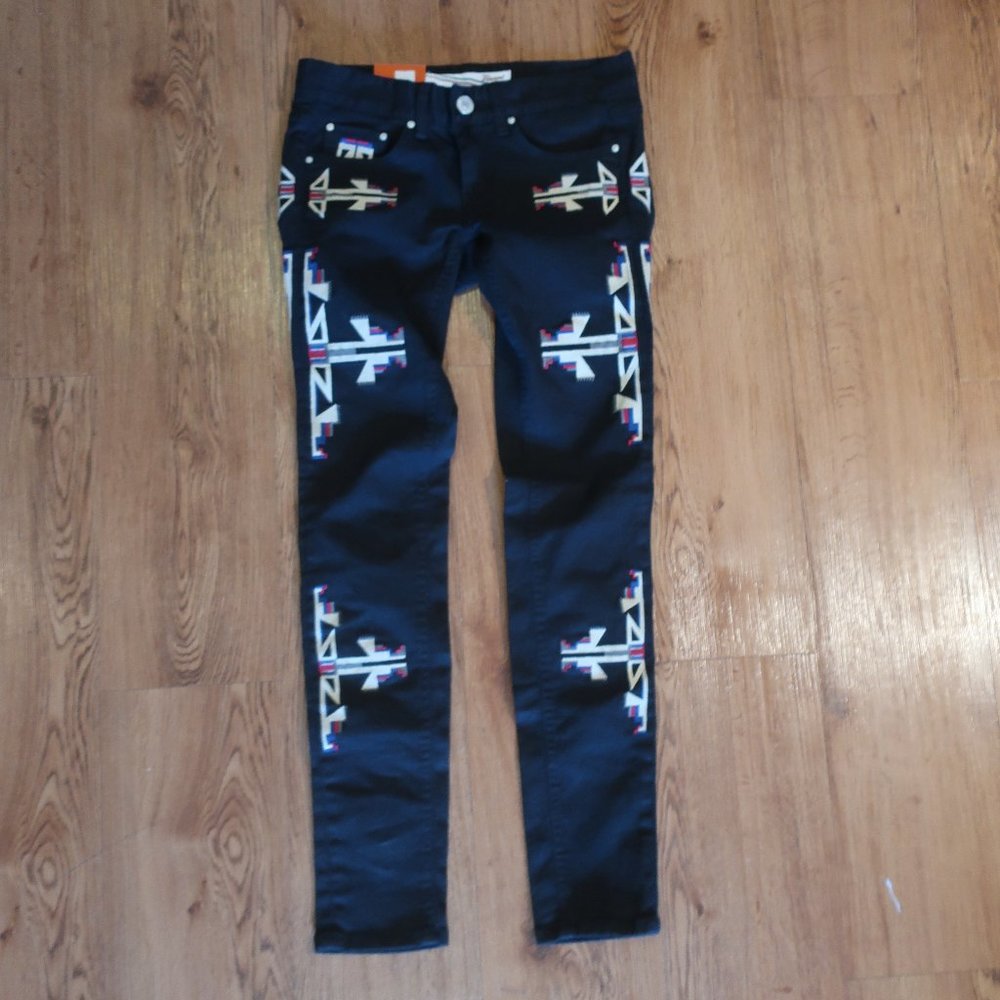 NWT WOMENS VINCENT 858 BLACK WHITE RED EMBROIDERED INDIAN DESIGN JEANS 26 *
